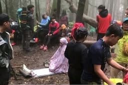 Viral Pendaki Cantik Tetap Sholat Tepat Waktu saat Mendaki Gunung, Banjir Pujian Netizen