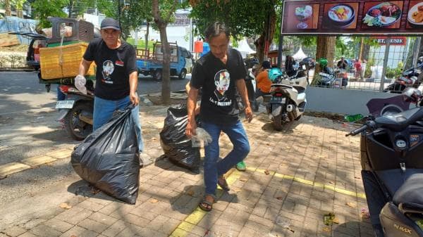 Bersihkan Sampah Usai Acara Deklarasi Kampanye Damai, Relawan AAJ Tuai Pujian