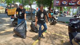 Bersihkan Sampah Usai Acara Deklarasi Kampanye Damai Tuai Pujian Masyarakat