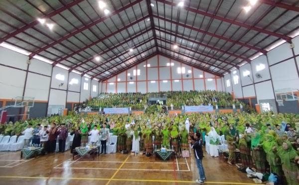 Ribuan Kader Muslimat NU Kuningan Serukan Kemenangan Paslon Dirahmati