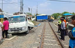 KA Argo Bromo Anggrek Tertemper Mobil Pikap, Lampu Lokomotif Pecah