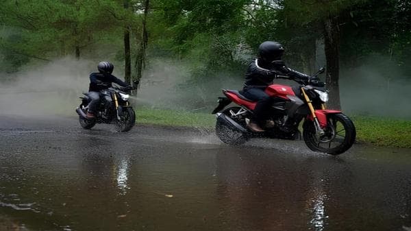 Pengendara Sepeda Motor Wajib Paham Kondisi Jalan Setelah Hujan Deras