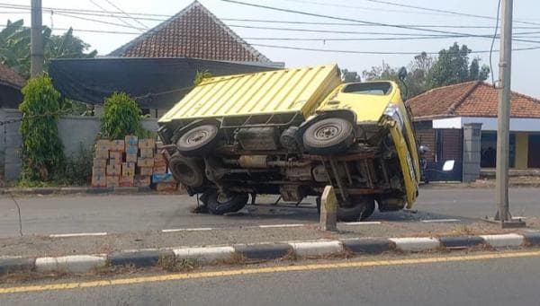 Truk Boks Terguling di Mojoagung, Sopir Selamat, Jalur Sempat Ditutup Total, Begini Kondisinya