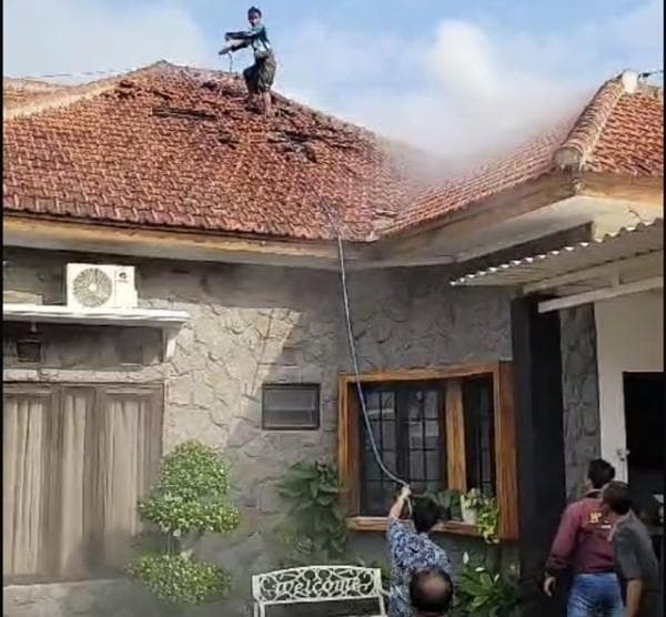 Rumah Kepala Dinas Pariwisata Jember Terbakar