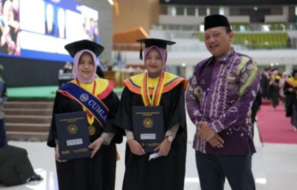 Momen Istimewa, Ibu dan Anak Wisuda Bareng di UMS