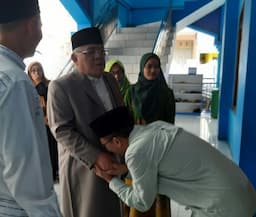 Minta Doa Jalur Langit ke Para Ulama, Paslon EDUN Sungkem ke KH Sofyan Yahya