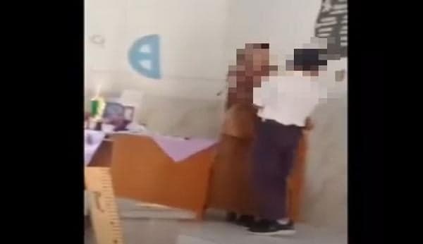 Viral, Oknum Guru SMPN 1 Kembangbahu Lamongan Pukul Siswanya secara Brutal!