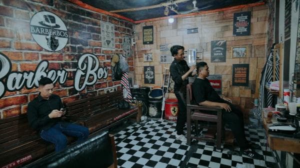 Cukur Gratis Anak Yatim, Ngatman Sukses Kembangkan Atfa Barbershop hingga Buka Cabang Cukur Gratis Anak Yatim, Ngatman Sukses Kembangkan Atfa Barbershop hingga Buka Cabang
