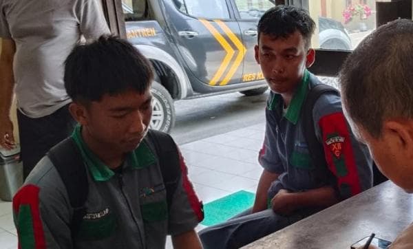 Kisah Inspiratif, Dua Siswa MAN 4 Kebumen Ini Kembalikan Barang yang Jatuh dari Truk