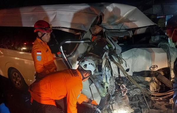 Kecelakaan Adu Banteng Truk vs Hiace di Wonosobo: 5 Orang Luka, Sopir Terjepit Bodi Mobil