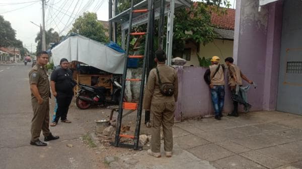 Satpol PP Kota Banjar Hentikan Pemasangan Tiang Telekomunikasi Tanpa Izin