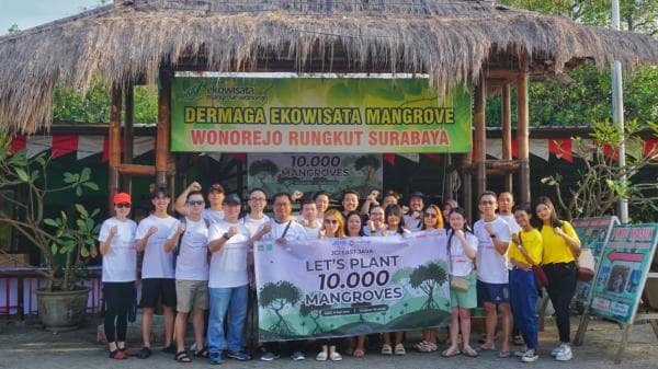 Azarine Cosmetic Bareng JCI East Java Tanam 1000 Bibit Mangrove di Pesisir Surabaya