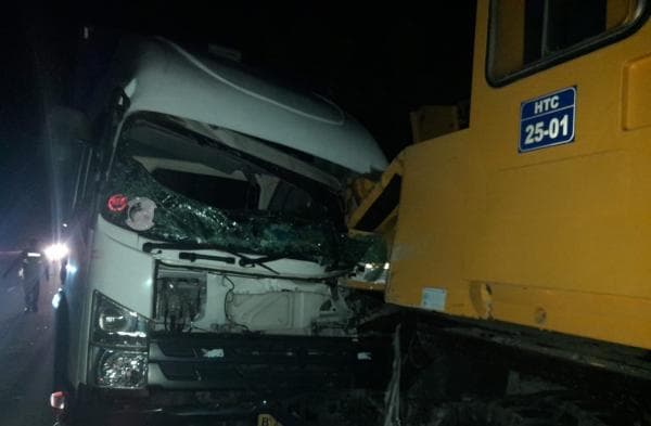 Kecelakaan Tragis di Tol Jombang, Sopir Ngantuk Truk Boks Hantam Crane Parkir, Begini Kondisinya