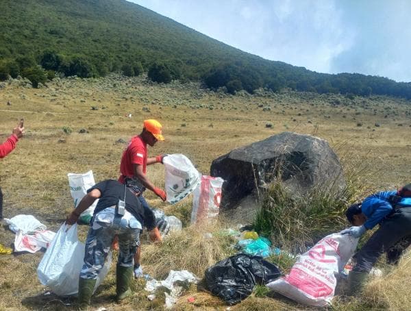 1 Ton Sampah Liar Berhasil di Angkut dan 1 Kondom Plus Celana Dalam, Begini Pesan Relawan TNGGP