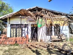 Kondisi Rapuh, Atap Rumah Warga Desa Pondokpanjang Ambruk