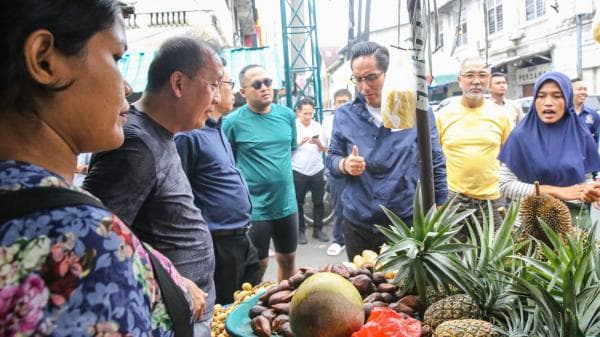 Rico Waas Serap Aspirasi Pedagang Pasar Hindu dan Pengunjung Warung Apek