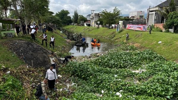 Kodam Iskandar Muda Bersihkan Aliran Sungai dalam rangka Karya Bhakti Peringatan HUT Ke-79 TNI