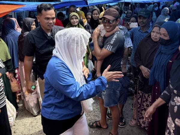 Blusukan di Pasar Pambusuang, Siti Rahmawati Diserbu Pedagang hingga Pembeli