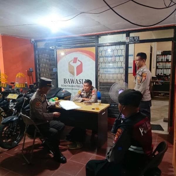 Pastikan Pilkada Aman, Anggota Polres Kobar Disiagakan di Kantor Bawaslu