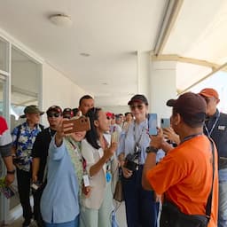 Penyanyi Maia Estianty Tampil Elegan saat Nonton MotoGP Mandalika