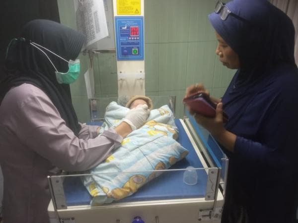 Bayi Dibuang di Loteng, Mulut Dilakban Hitam Bayi Dibuang di Loteng, Mulut Dilakban Hitam