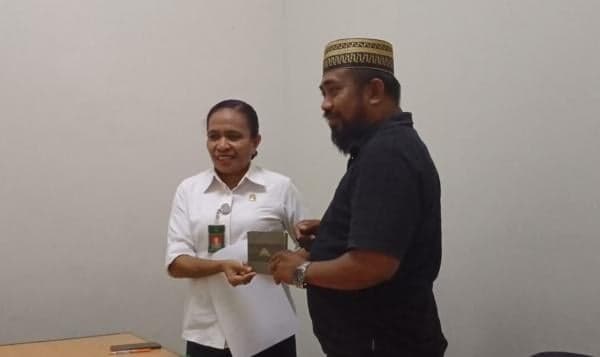 Pengusaha di Papua Terima 2 BPKB Mobil Miliknya Pasca Ditahan Adira Finance 6 Tahun