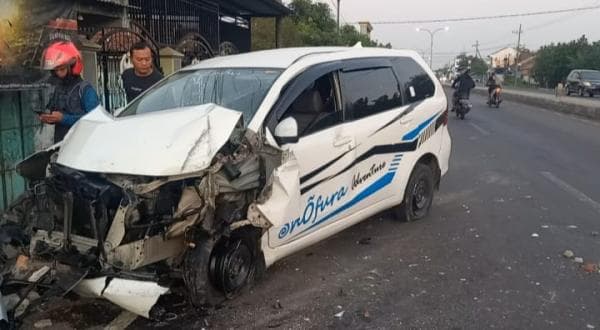 Diduga Ngantuk, Pelajar 16 Tahun Tabrak Pagar Rumah Warga di Jombang 