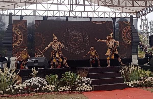 Sendratari Sugriwa-Subali Pukau Pengunjung Festival Gempah Rempah di Lereng Gunung Bromo