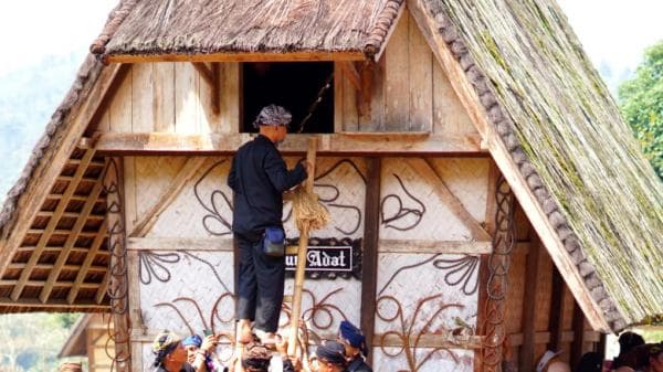 Ribuan Wisatawan Hadiri Kemeriahan Pesta Adat Seren Taun Kesepuhan Cisungsang