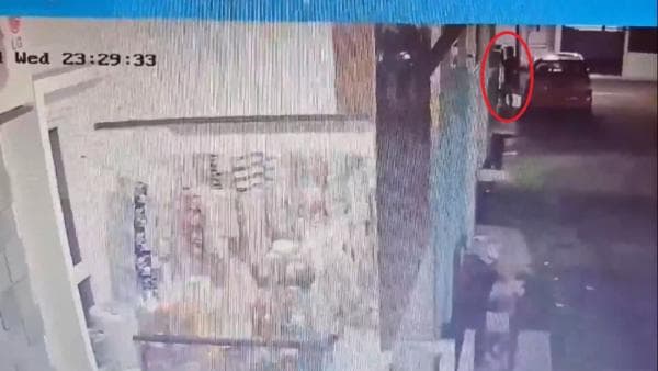 Terekam Kamera CCTV, Begini Detik-detik Aksi Pelaku Pencurian Spesialis Bra di Jemuran