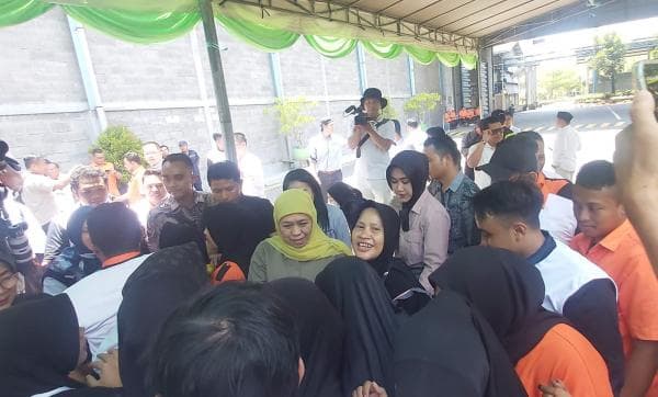 Khofifah Makan Siang Bersama Pekerja di PT Kedawung, Begini Serunya