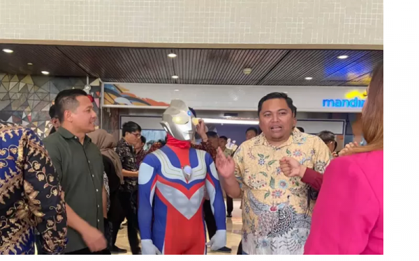 Kocak! Legislator Terpilih Dilantik Jadi Anggota DPR RI Pakai Kostum Ultraman