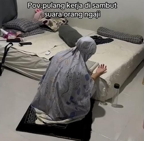 Suami Pulang Kerja Disambut Istri Mengaji Viral di Medsos, Netizen: Capek Langsung Hilang Suami Pulang Kerja Disambut Istri Mengaji Viral di Medsos, Netizen: Capek Langsung Hilang