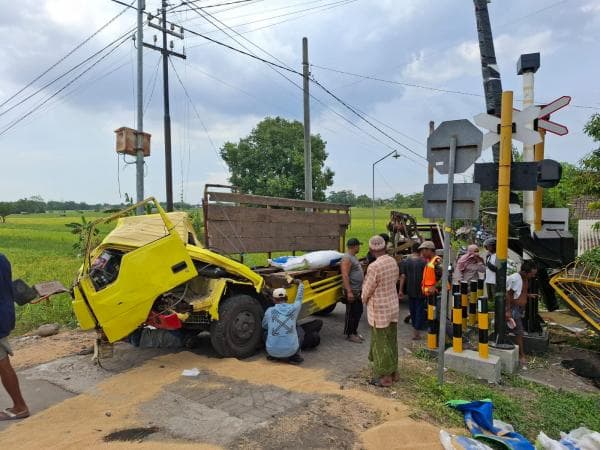 Kronologi Kecelakaan Truk Pengangkut Pakan Ternak VS Kereta Api Pandalungan di Probolinggo