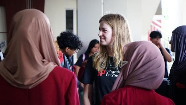 Singapore Polytechnic Kolaborasi UM Surabaya KKN Lex di Kampung Nelayan Kenjeran