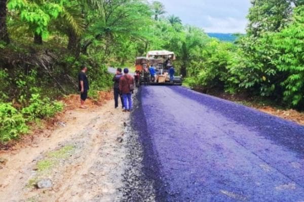 PUPR Aceh Barat Aspal Akses Jalan Ke Sikundo