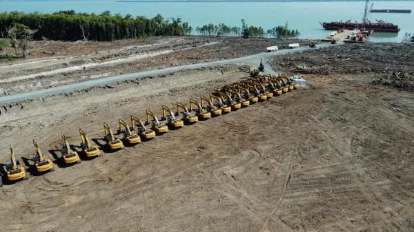 Cetak Sawah 1 Juta Ha Berlanjut, Haji Isam Kembali Sandarkan Puluhan Ekskavator di Merauke