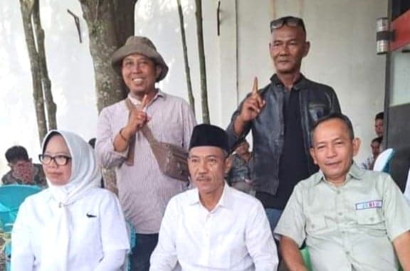 Sekretariat PPS Mataram Jaya Bareng Cabup OKI dan Acungkan Jari Satu, KPU: Terbukti Salah Dipecat