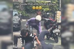 Viral! Seorang Pria Banting Helm dan Smackdown Pacarnya di Depan Umum