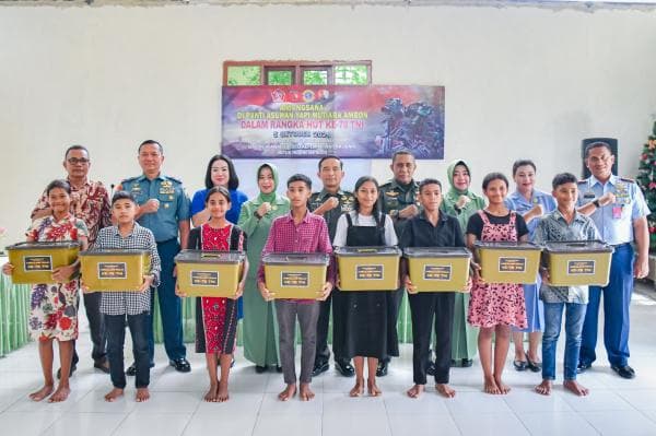 TNI di Maluku Bagikan Sembako ke Panti Asuhan dan Rumah Sakit Sambut HUT ke-79