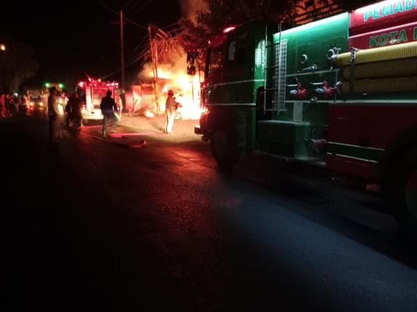 NgerI! Tempat Hiburan Malam di Kota Probolinggo Hangus Terbakar, Satu Warga Dilarikan ke RS