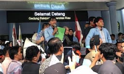 Mahasiwa Universitas Riau Demo Rektorat, Tuntut Transparansi Anggaran dan Tolak Kenaikan UKT