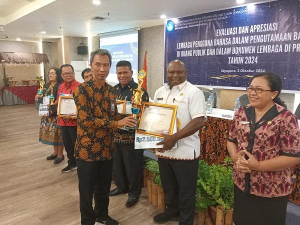 Balai Bahasa Berikan Penghargaan Kominfo Kab. Jayapura Atas Upaya Penggunaan Bahasa Indonesia