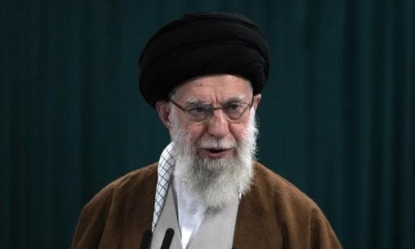 Momen Langka! Ayatollah Ali Khamenei Sampaikan Khotbah Salat Jumat dan Jadi Imam, Ada Apa?