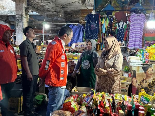 Blusukan di Pasar Sentral Pangkep, Danny Berdialog Hingga Borong Sayur Pedagang