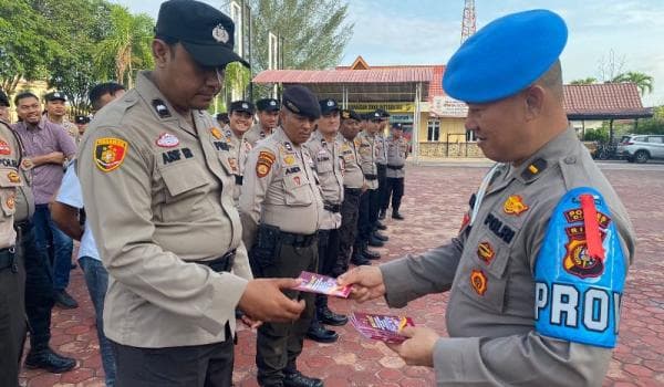 Personel Polres Dumai Diberikan Buku Saku Netralitas Polri 