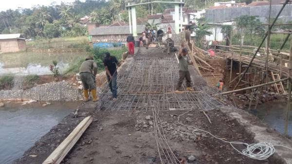 Jembatan Nyaris Ambruk Akibat Banjir Bandang Tahun 2022 di Banjarwangi Kini Diperbaiki