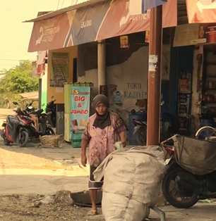 Ammy Center Menebar Kebaikan: Kisah Perjuangan Bu Siti, Pemulung di Pasar Sitinggil