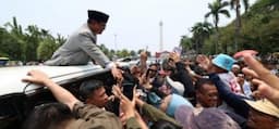 Heboh! Warga Berebut Salaman dan Foto Bareng Prabowo di HUT ke-79 TNI