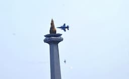 HUT ke-79 TNI Dimeriahkan Atraksi Pesawat Tempur TNI AU di Langit Monas